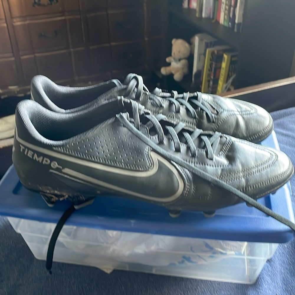 MENS NIKE TIEMPO SOCCER CLEATS SIZE 12